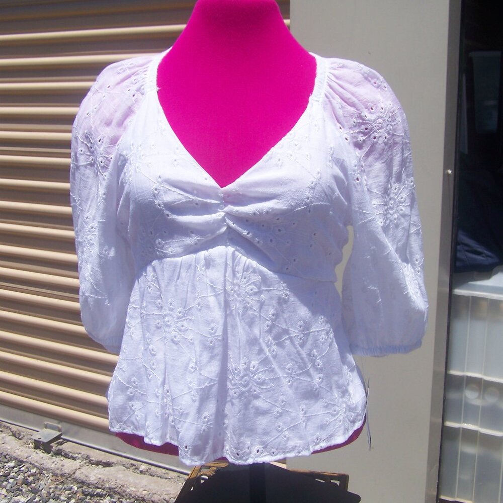 Sophia Jeans by Sophia Vergara NWT V-Neck Eyelet Top Sz S